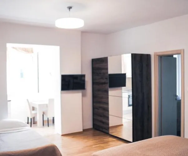 Royal Deluxe 아파트 *